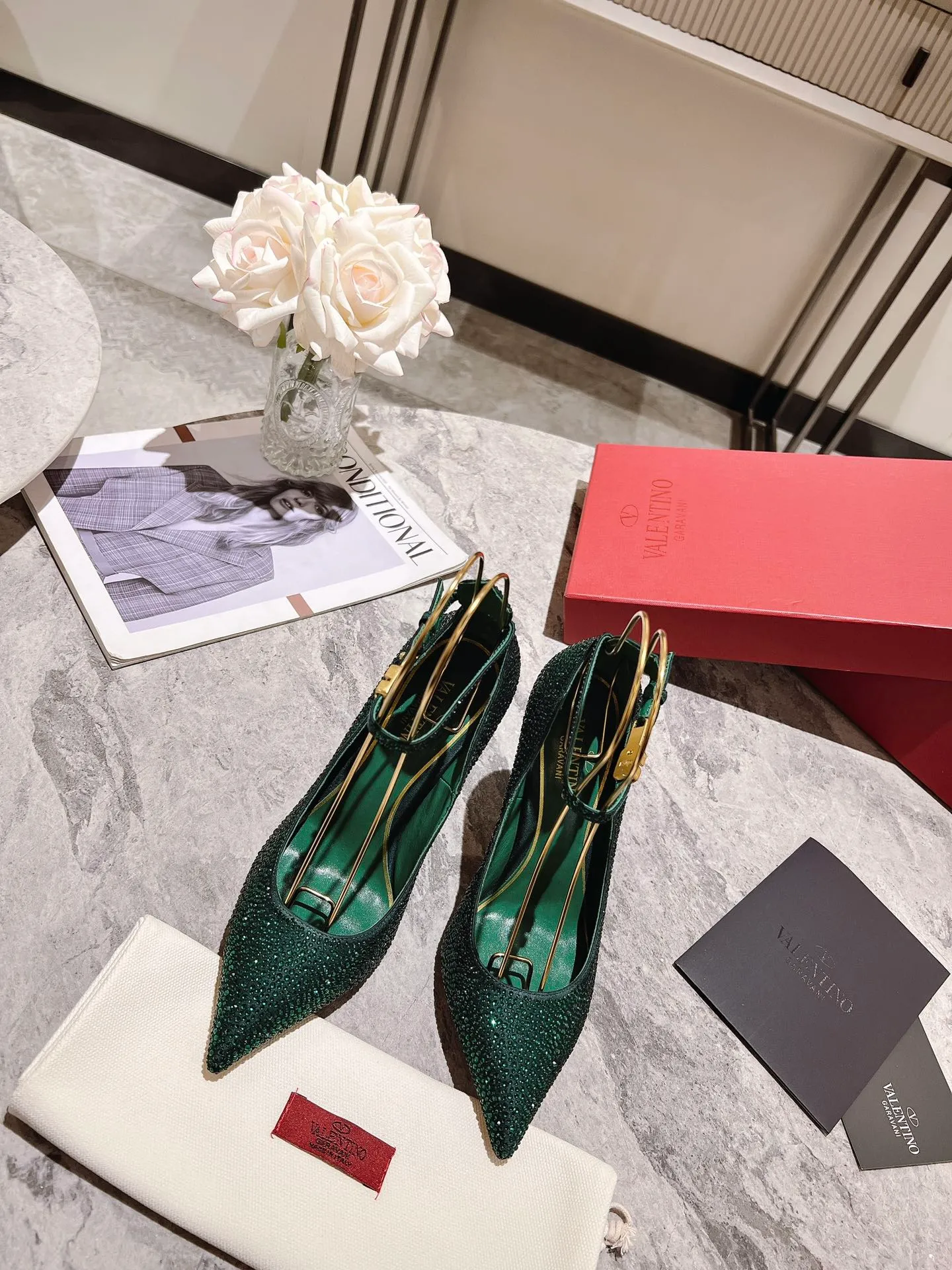 👟👟Ex-factory price 500👟👟 Genuine leather sole +40 Top version 𝑉𝐴𝐿𝐸𝑁𝑇𝐼𝑁𝑂 Valentino new spring and summer women's 6⃣️color "Czech Diamond💎" full diamond shoes The unique [V’s handcrafted diamond production] brings out a full sense of high-end, and the new season will live up to expectations! Worth buying★Absolutely high-grade❥Original method, Absolutely sensual❥Elegant style, creating a different feeling, simple and elegant style!  Code number: 35-41 (34-42 customized, non-returnable) Lining: Sheepskin lining Heel height: 10cm Leather outsole Rubber outsole